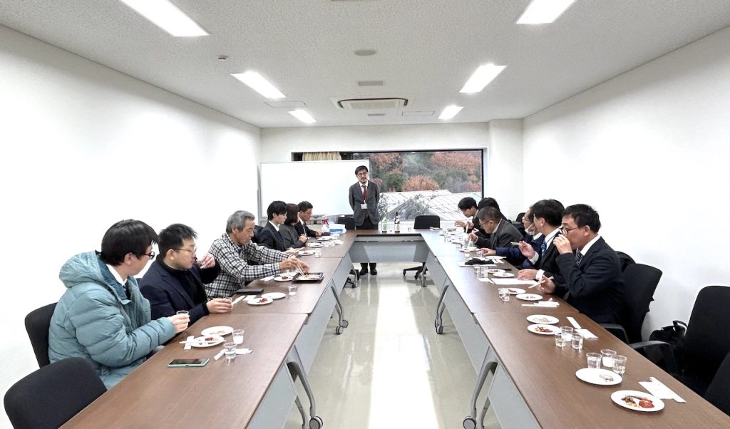 酵母が関わる発酵食品の試食・試飲体験とディスカッションの様子