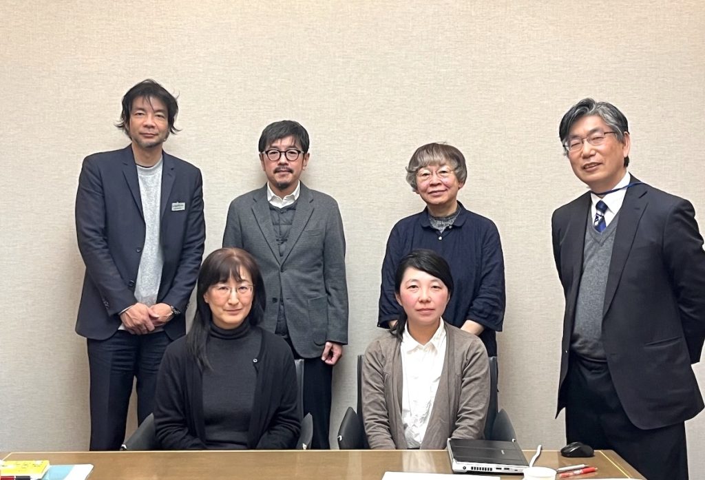 第8回フナズシ研究会・報告者を囲んで（写真前列左：柏尾珠紀氏、右：吉山洋子氏）